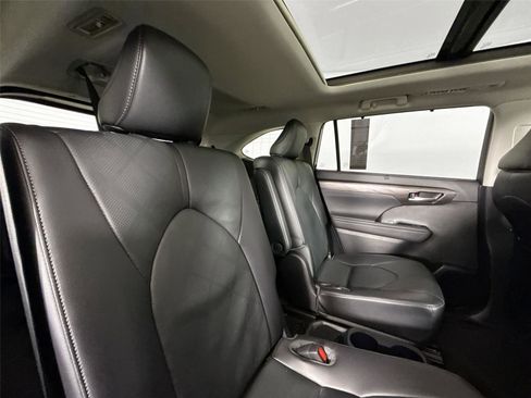 Used 2023 Toyota Highlander Platinum FWD image 44