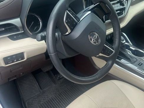Used 2021 Toyota Highlander Limited image 9