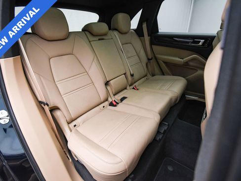 Used 2023 Porsche Cayenne Platinum Edition image 49