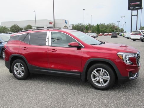 Used 2024 GMC Terrain SLE w/ Driver Convenience Package FWD image 2