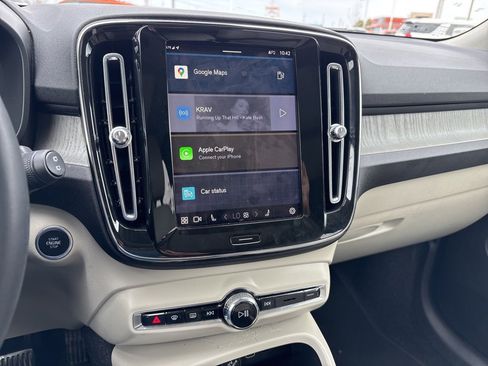 Used 2023 Volvo XC40 B4 Ultimate image 16