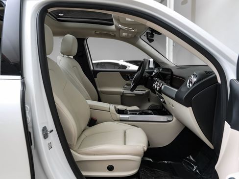Used 2023 Mercedes-Benz GLB 250 w/ Premium Package image 40