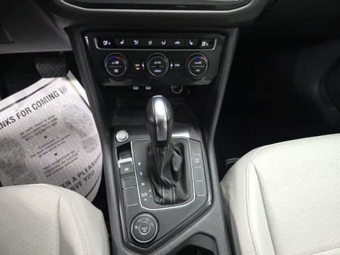 Used 2021 Volkswagen Tiguan SE w/ Panoramic Sunroof Package image 18