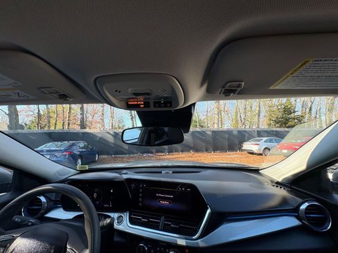 Used 2025 Chevrolet Trax LT image 29