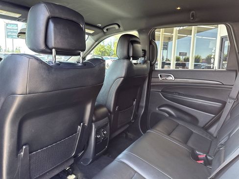 Used 2019 Jeep Grand Cherokee Laredo AWD/4WD image 23