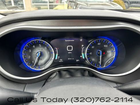Used 2024 Chrysler Pacifica Touring-L FWD image 19