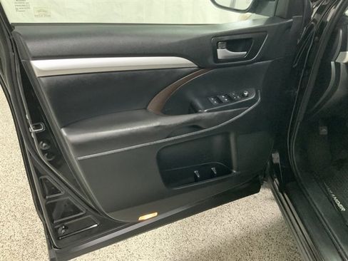 Used 2017 Toyota Highlander XLE image 18