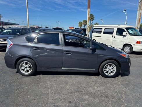 Used 2010 Toyota Prius III image 2