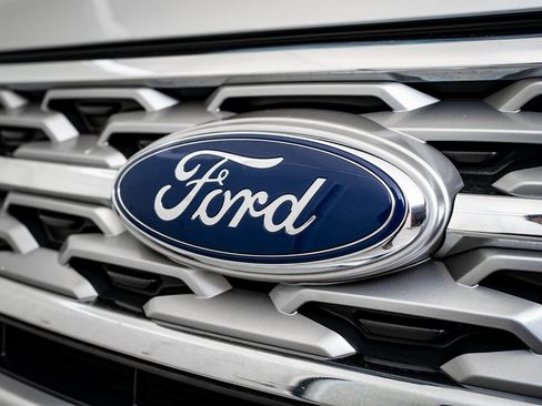 Used 2019 Ford Explorer Limited w/ Class III Trailer Tow Package image 3