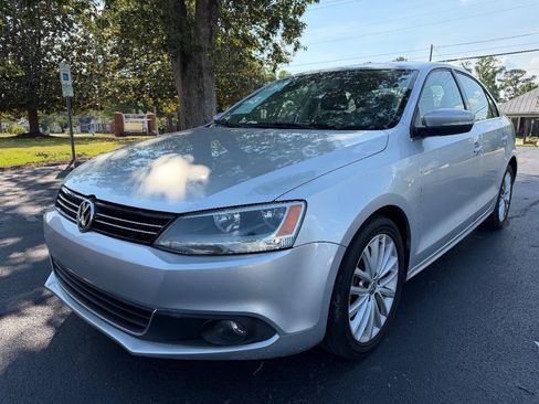 Used 2011 Volkswagen Jetta SEL FWD image 2