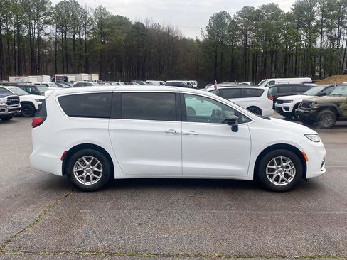 Certified 2025 Chrysler Pacifica Select image 4