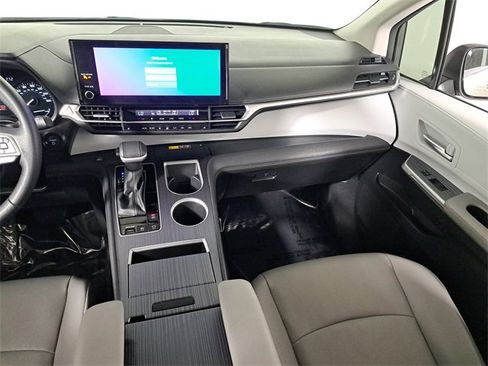 Used 2025 Toyota Sienna XLE image 16