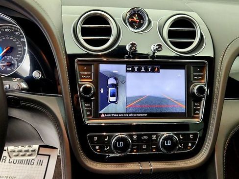 Used 2018 Bentley Bentayga AWD/4WD image 21