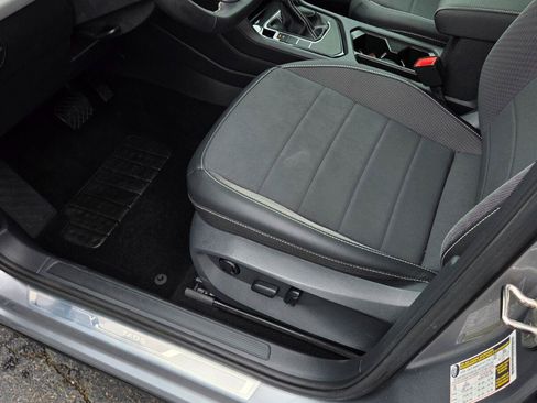 Used 2023 Volkswagen Taos SE w/ Panoramic Sunroof Package FWD image 22
