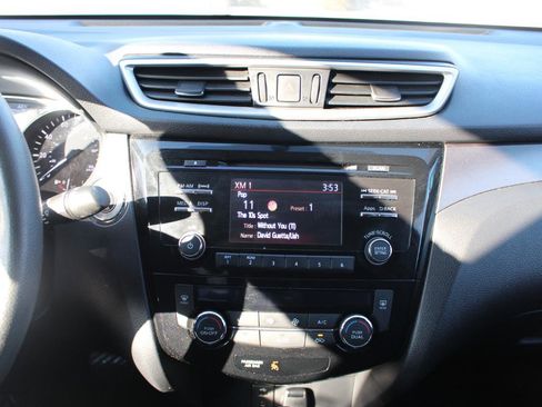 Used 2016 Nissan Rogue SV image 28