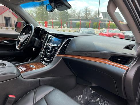 Used 2015 Cadillac Escalade Luxury AWD/4WD image 22