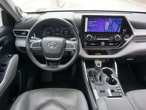 Used 2024 Toyota Highlander Limited FWD image 6