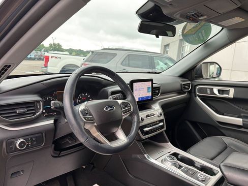 Used 2022 Ford Explorer XLT w/ Equipment Group 202A AWD/4WD image 8