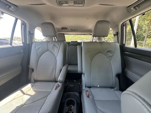 Used 2021 Toyota Highlander Limited FWD image 13