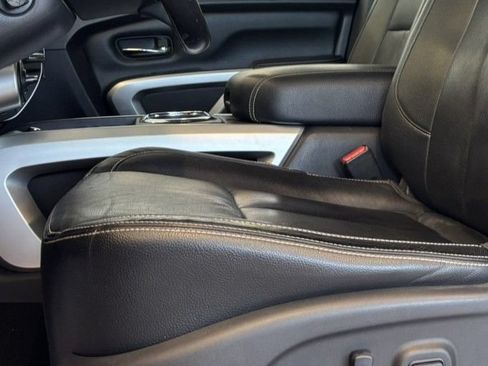 Used 2019 Nissan Titan PRO-4X w/ Pro-4x Convenience Package AWD/4WD image 16