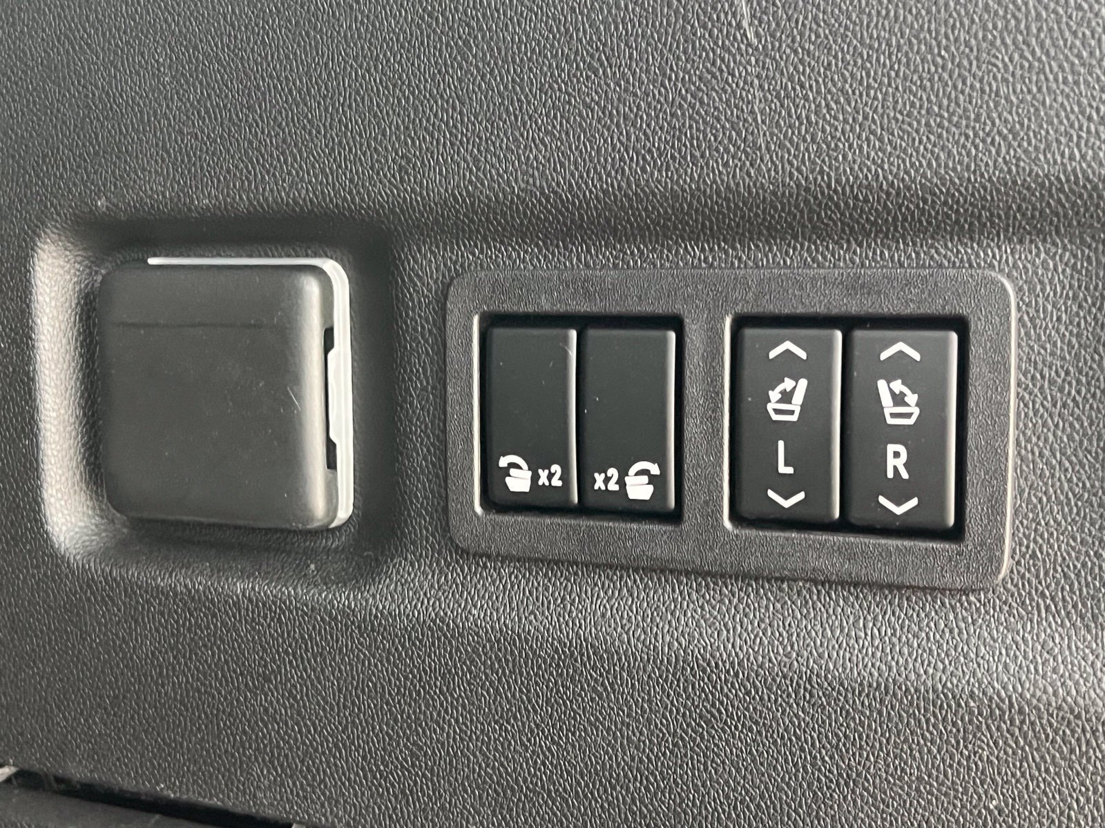 Used 2023 GMC Yukon XL Denali Ultimate AWD/4WD image 18