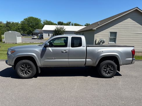 Used 2022 Toyota Tacoma SR5 w/ SR5 Appearance Package (SM) AWD/4WD image 6
