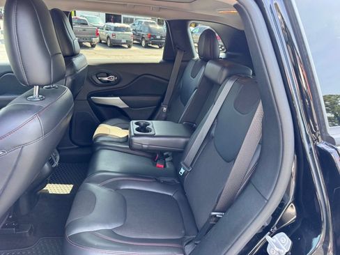 Used 2018 Jeep Cherokee Trailhawk w/ Comfort/Convenience Group AWD/4WD image 32