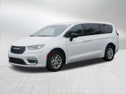 New 2026 Chrysler Pacifica Select image 3