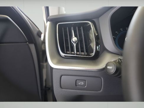 New 2025 Volvo XC60 B5 Core w/ Climate Package image 9