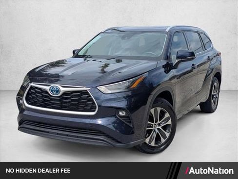 Used 2022 Toyota Highlander XLE FWD image 1