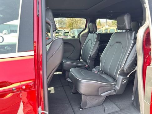 New 2026 Chrysler Pacifica Limited AWD/4WD image 19
