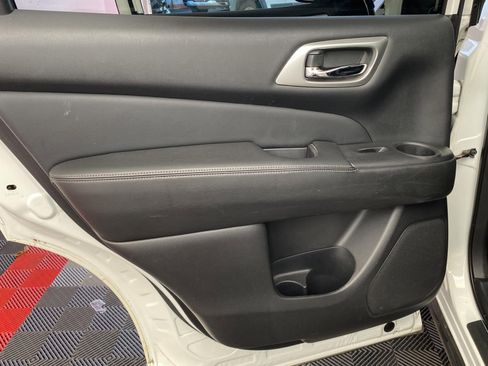 Used 2019 Nissan Pathfinder Platinum image 19
