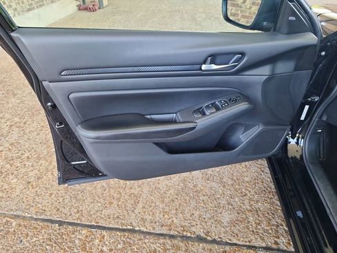 Used 2024 Nissan Altima 2.5 SV FWD image 9