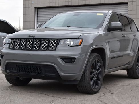 Used 2022 Jeep Grand Cherokee Laredo X image 1