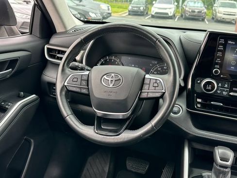 Used 2021 Toyota Highlander XLE FWD image 18