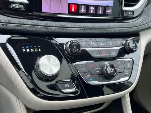 Used 2022 Chrysler Pacifica Limited image 22
