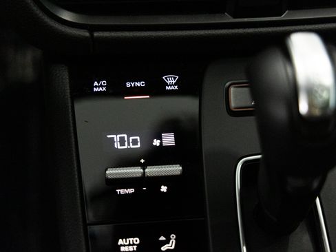 Used 2025 Porsche Macan AWD/4WD image 34