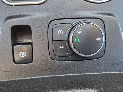 Used 2023 Chevrolet Traverse LT image 15