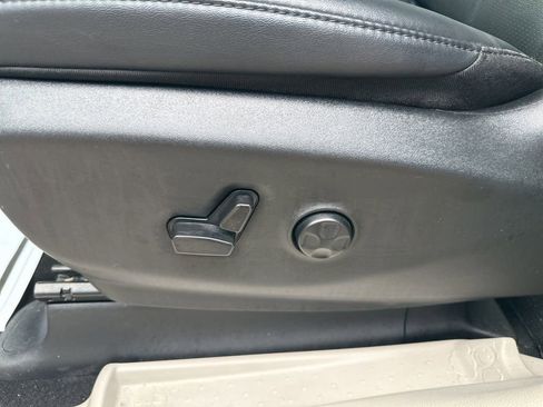 Used 2024 Chrysler Pacifica Touring-L FWD image 19