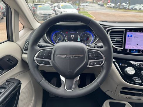 Used 2022 Chrysler Pacifica Touring-L FWD image 14
