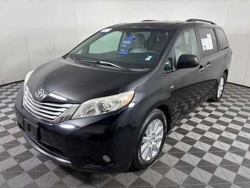 Used 2017 Toyota Sienna AWD image 3