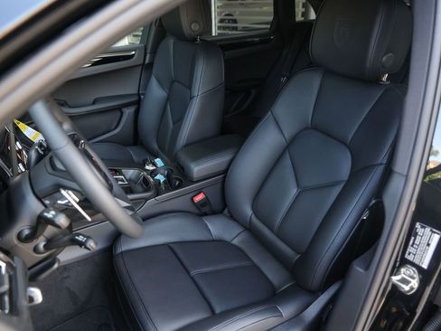 New 2025 Porsche Macan image 5