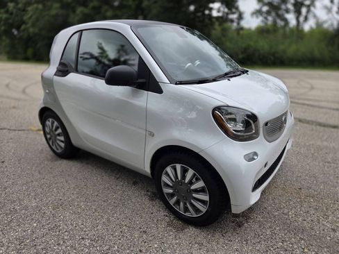 Used 2016 smart fortwo passion RWD image 8