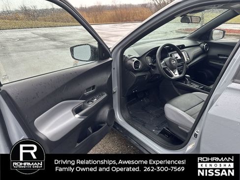 Used 2023 Nissan Kicks SR w/ SR Premium Package FWD image 11