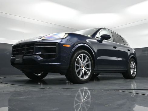 Used 2025 Porsche Cayenne AWD/4WD image 21