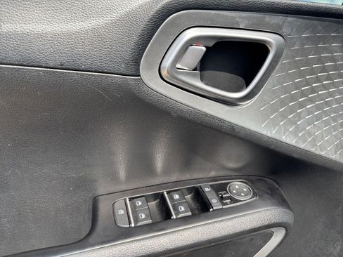 Used 2025 Kia Soul LX w/ LX Technology Package FWD image 18