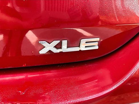 Used 2020 Toyota Highlander XLE image 9