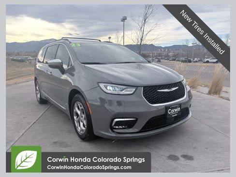 Used 2023 Chrysler Pacifica Limited FWD image 1