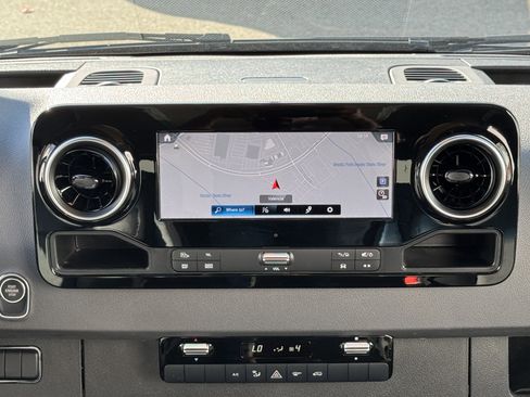 Used 2023 Mercedes-Benz Sprinter 2500 image 18