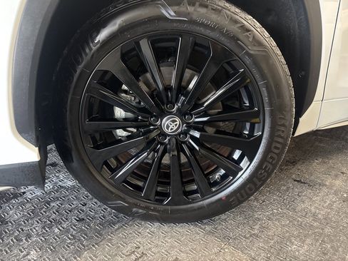 Used 2024 Toyota Highlander XSE image 3